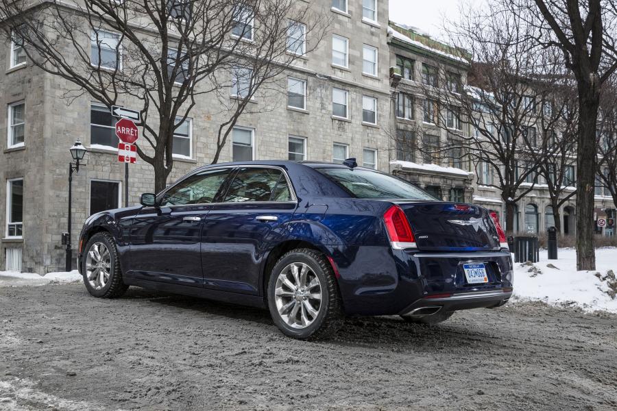  Chrysler 300C Platinum AWD 2015 года  (фото 4 из 4)
